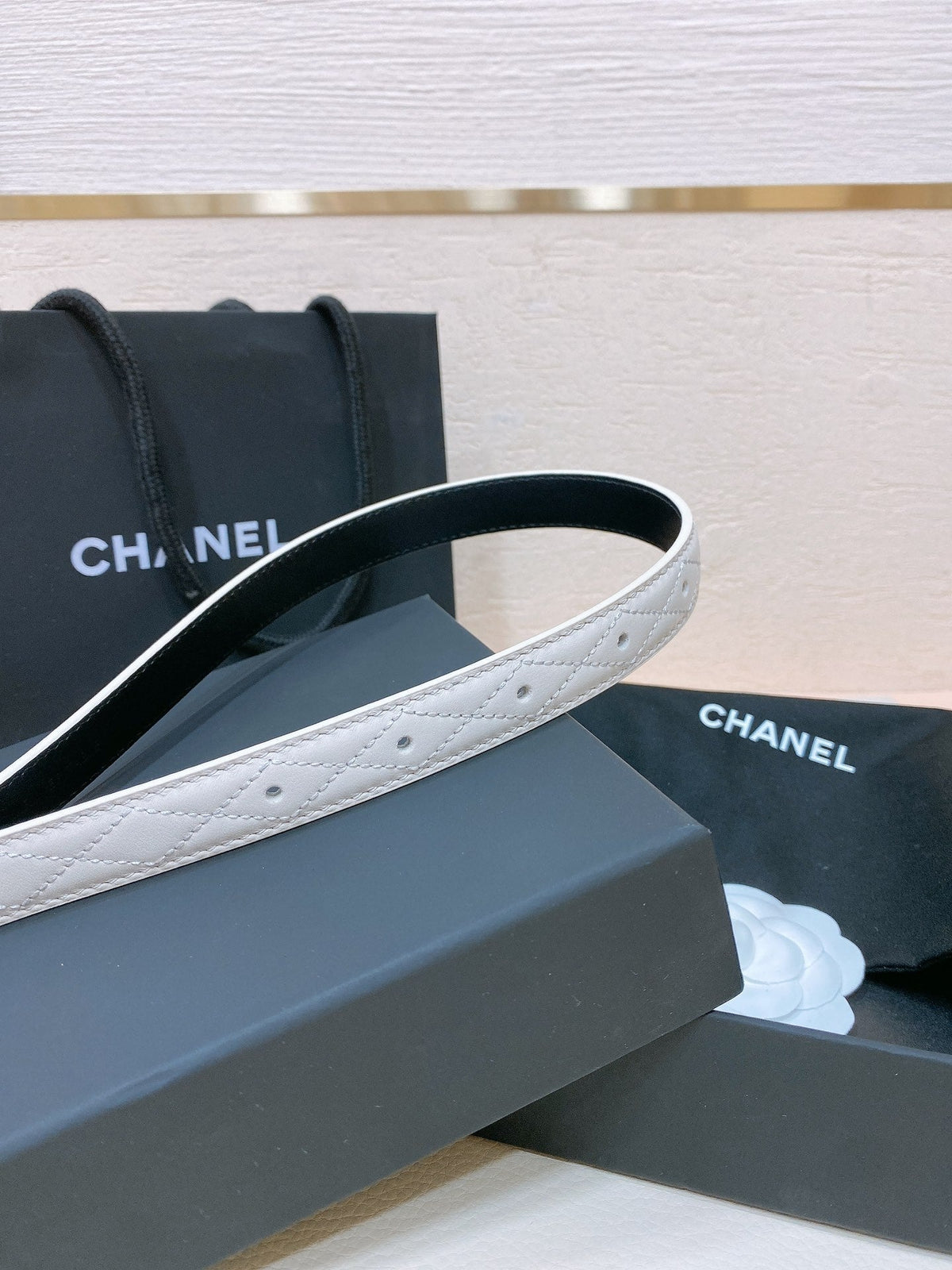 CC BELT 20MM IN WHITE EMBROIDERED CALFSKIN GOLD HARDWARE ATTACH PEARL